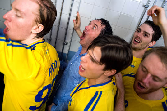 Sveriges förbundskapten Jan-Erik Vaara duschar med spelarna