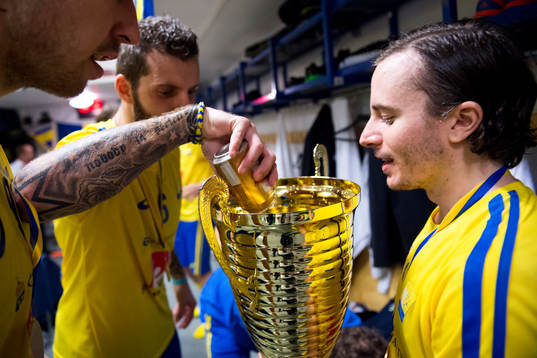 Sveriges Mattias Wallgren fyller pokalen med öl åt