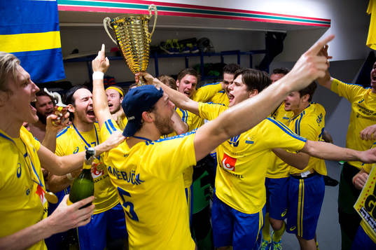 Sveriges spelare firar i omklädningsrummet