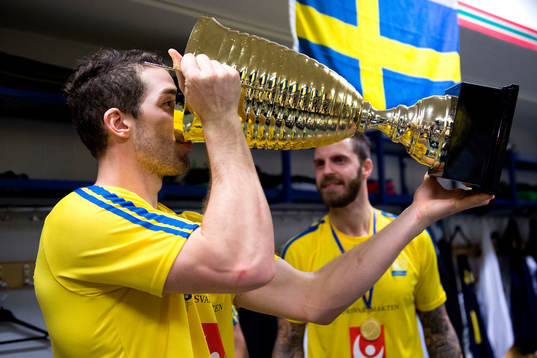 Sveriges Anton Karlsson dricker ur pokalen