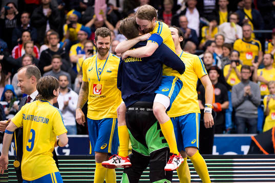 Sveriges Johan Samuelsson hoppar upp i famnen på målvakt