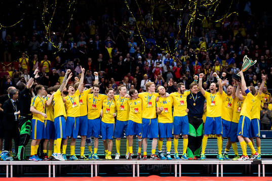 Sverige firar med pokalen