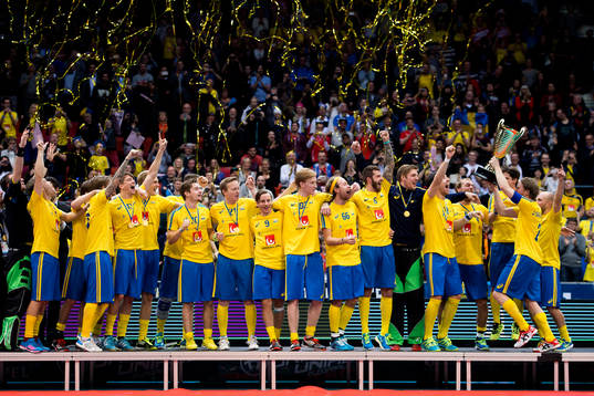 Sverige firar med pokalen