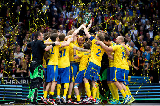 Sverige firar med pokalen