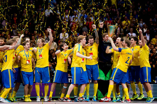 Sverige firar med pokalen