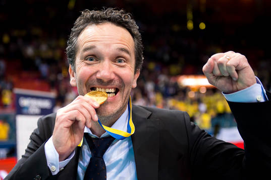 Sveriges förbundskapten Jan-Erik Vaara firar