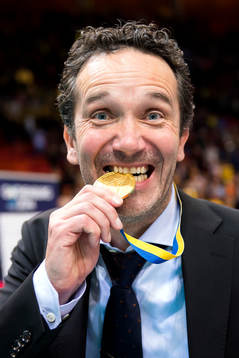 Sveriges förbundskapten Jan-Erik Vaara firar