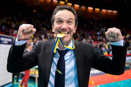 Sveriges förbundskapten Jan-Erik Vaara firar