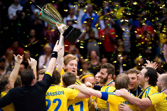 Sverige firar med pokalen