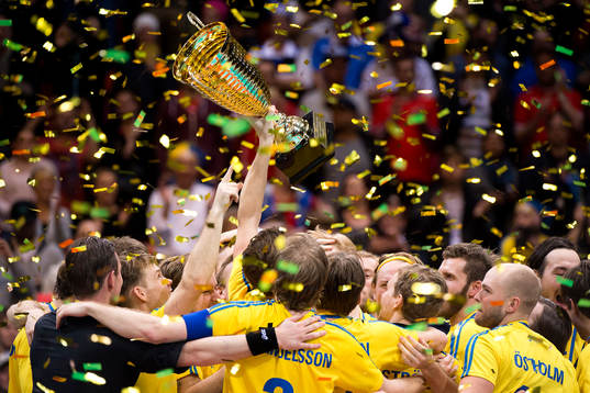 Sverige firar med pokalen