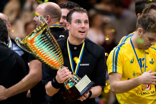 Sveriges målvakt Patrik Åman firar med pokalen