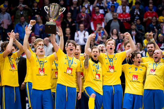 Sverige firar med pokalen
