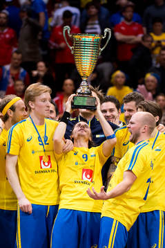 Sverige firar med pokalen