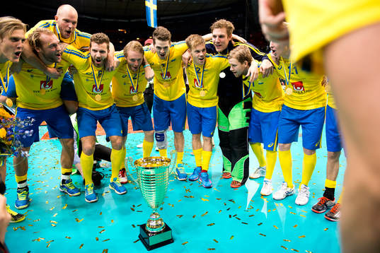 Sveriges spelare sjunger runt pokalen