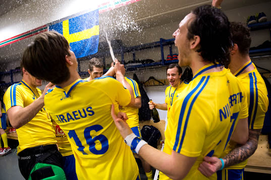Sveriges spelare firar i omklädningsrummet