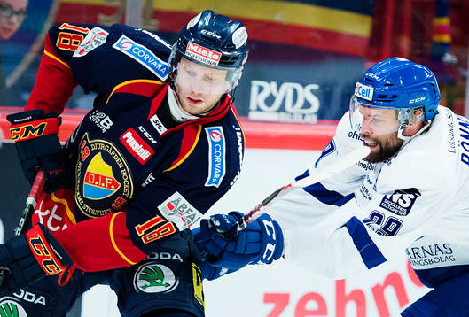 Djurgårdens Michael Holmqvist och Leksands Joonas Rönnberg