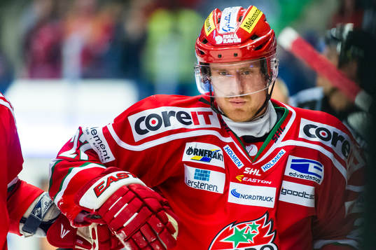 Modos Peter Öberg skadade sig i andra periododen och får