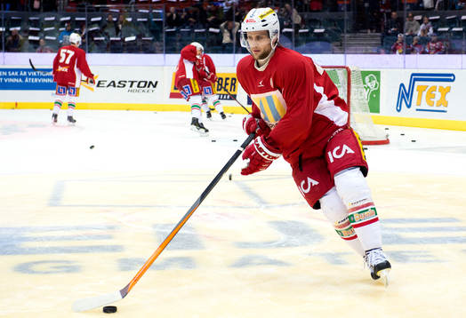 Modos Oscar Hedman värmer upp innan ishockeymatchen i SHL