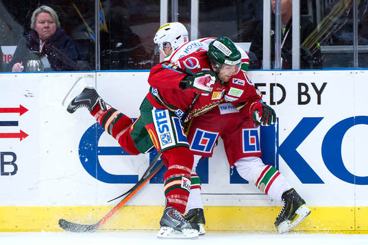 Frölundas Joel Lundqvist tacklar en Modospelare