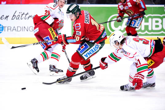 Frölundas Mattias Janmark och Modos Gustav Possler
