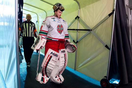 Modos målvakt Linus Ullmark lämnar rinken för pausvila