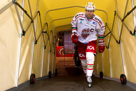 Modos Jonas Ahnelöv går ut mot isen
