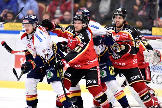 Luleås Chad Billins(v) och Jonathan Sigalet(h) i kamp