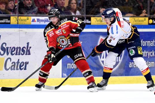 Luleås Chris Abbott jagas av Djurgårdens Marcus Högström