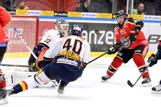 Luleås Chris Abbott hotar framför Djurgårdens målvakt