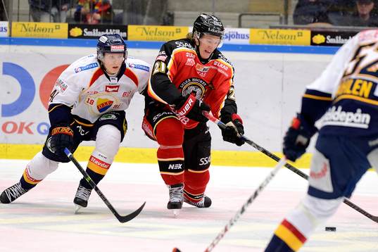 Luleås Emil Sylvegård i kamp om pucken med Djurgårdens