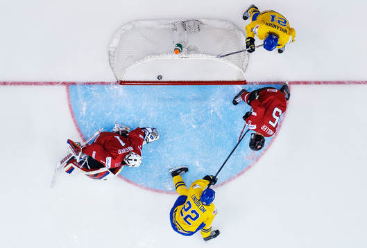 Sveriges Oskar Lindblom skjuter in 1-3 bakom Schweiz