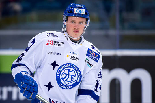 Leksands Carl Ericson värmer upp innan ishockeymatchen i