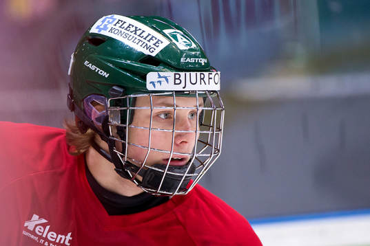 Frölundas John Dahlström värmer upp innan