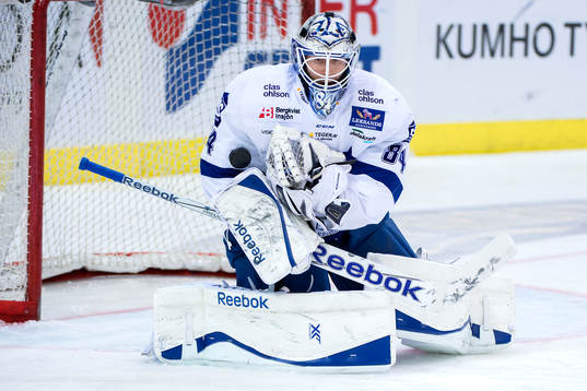 Leksands målvakt Joakim Lundström räddar ett skott