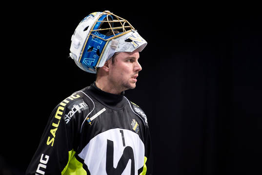 s målvakt Patrik Åman deppar