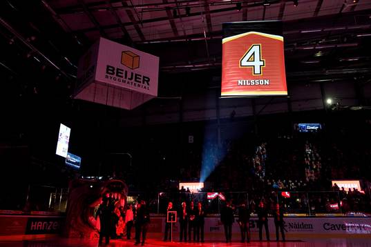 Stefans Nilssons tröjceremoni innan ishockeymatchen i SHL