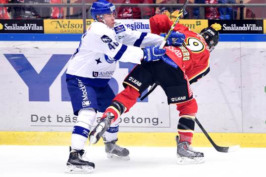 Leksands Tomi Sallinen tacklar Luleås Johan Forsberg