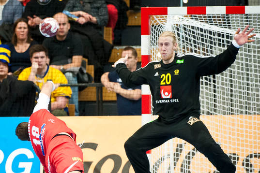 Islands Robert Gunnarsson skjuter och Sveriges målvakt