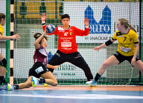 Lugis Clara Monti Danielsson och Eslövs målvakt Nathalie