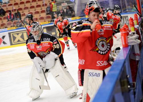 Luleås målvakt Niko Hovinen(v) och målvakt Joel