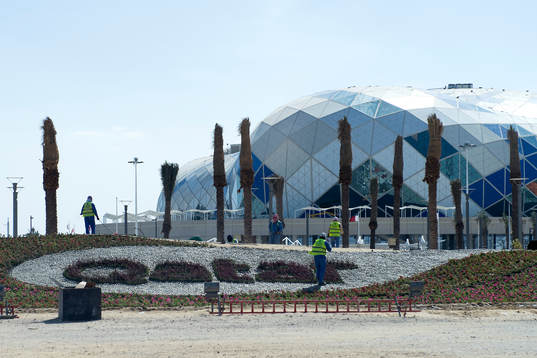 Arbetare utanför Lusail Multipurpose Hall
