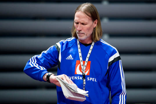 Sveriges förbundskapten Staffan Olsson kollar på sin