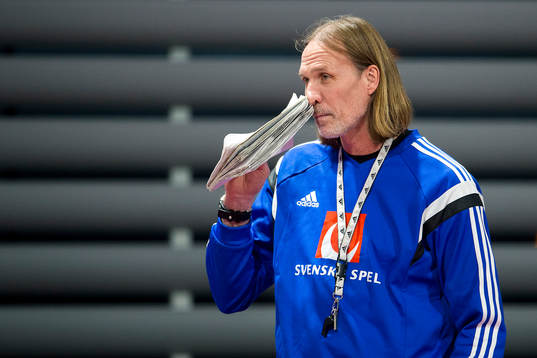 Sveriges förbundskapten Staffan Olsson kliar sig på näsan