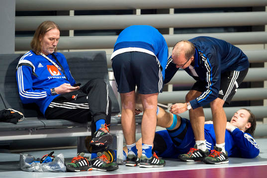 Sveriges förbundskapten Staffan Olsson sitter på bänken