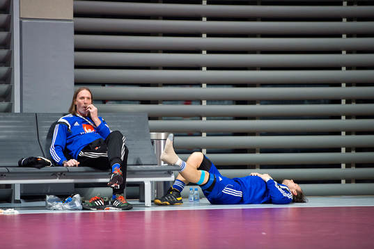 Sveriges förbundskapten Staffan Olsson sitter på bänken