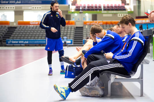 Jesper Nielsen sitter på bänken i matcharenan