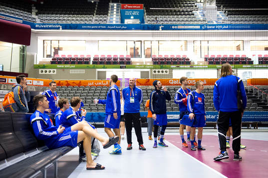 Laget inspekterar matcharenan