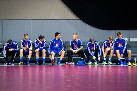 Spelarna tar på sig skorna innan en träning med det