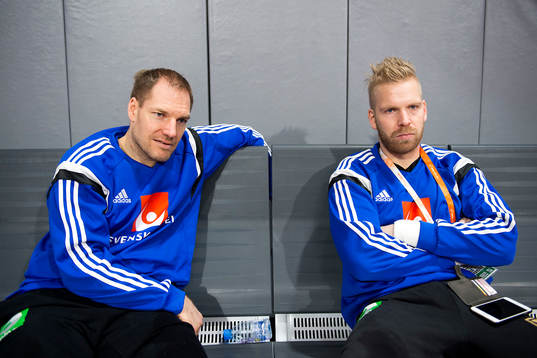 Sveriges målvakter Mattias Andersson och Johan Sjöstrand