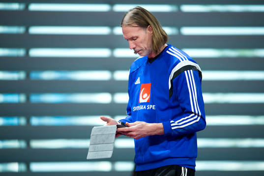 Sveriges förbundskapten Staffan Olsson tittar på sin iPad